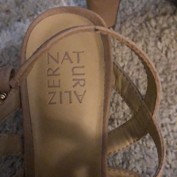 Beige heels - Picture 3 of 4